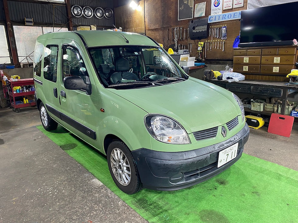 入庫当初の状態、ボディはチョーキングを起こし艶も全くありませんし未塗装樹脂バンパーも酷い状態でした。