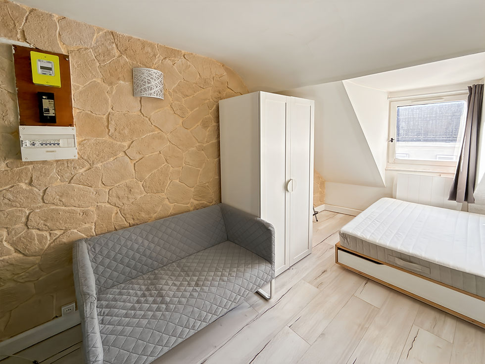 Idéalement situé rue du Bac, Studio d'environ 16 m² au sol situé au 4ème étage avec ascenseur.
Loué meublé, il se compose d'une pièce principale avec kitchenette équipée, d'une salle d'eau et d'un toilette sur le palier (un seul occupant).
La situation est exceptionnelle, à deux pas du Bon Marché, du Luxembourg et de toutes commodités.
Le prix de location est charges comprises.
La fenêtre sera neuve et le DPE refait.