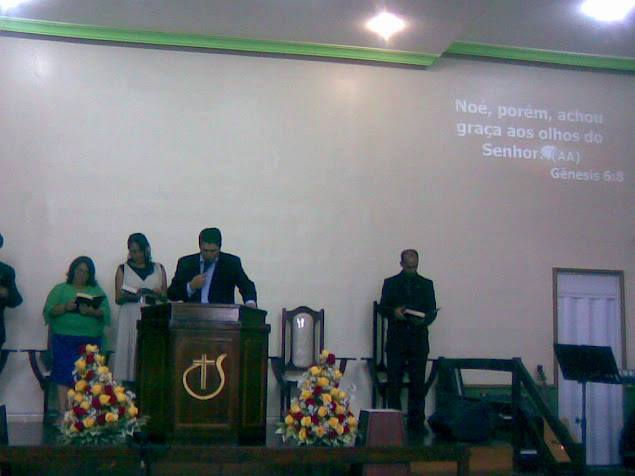 Pregando no culto da Família