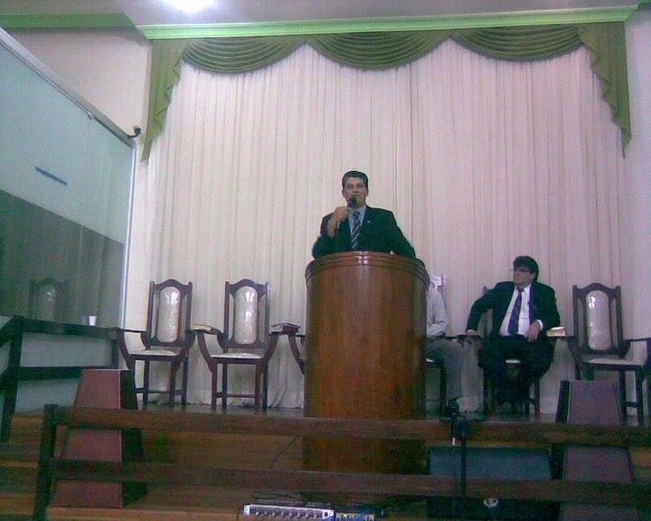 Pregando no culto da família