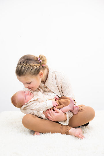 grote zus Newborn fotograaf tilburg hilvarenbeek