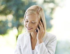 Frau am Telefon