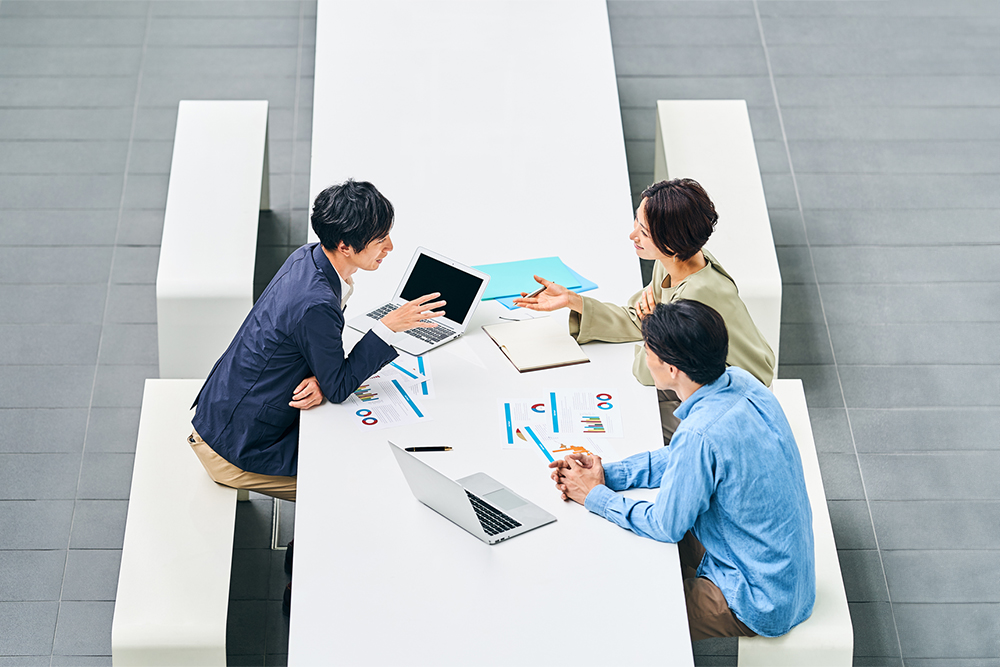 自由な雰囲気で働くイメージ