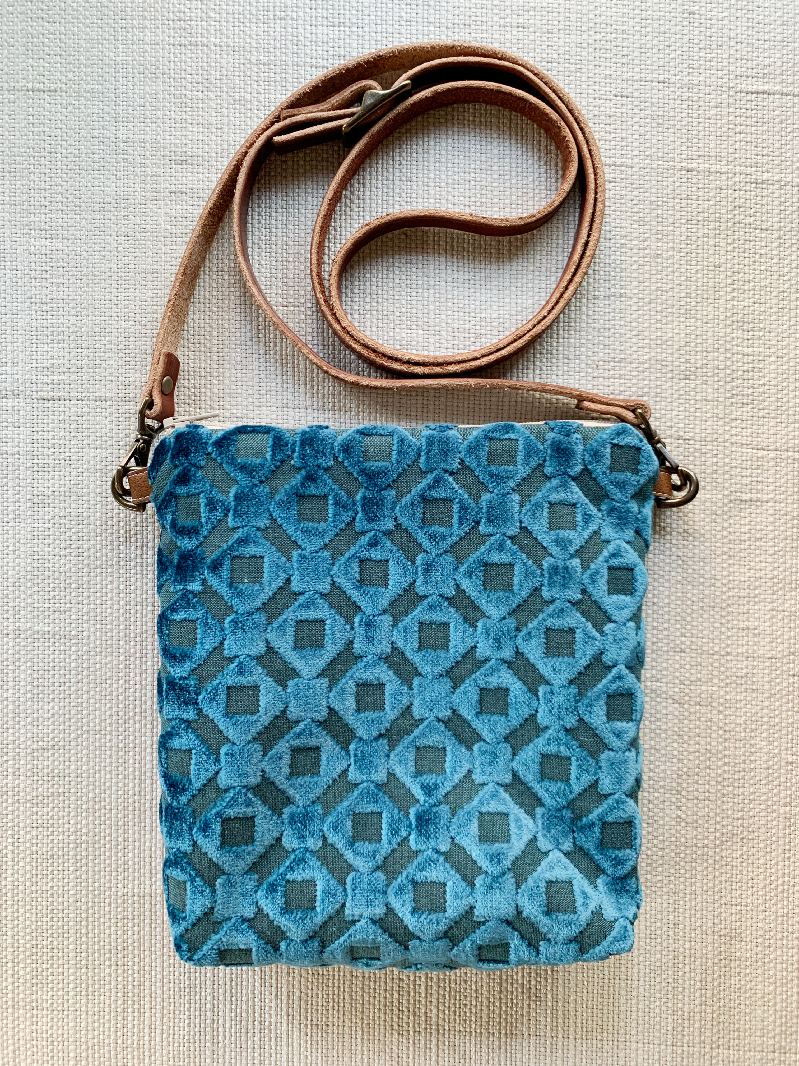 crossbody no. 1083