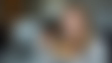 Жена похапва плодов чипс в офиса