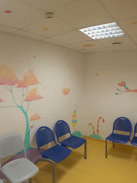 fresques dans la salle d'attente des urgences pédiatrique