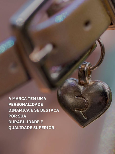 Detalhe de uma fivela de calçado da Ramarim destacando o charme e a durabilidade.