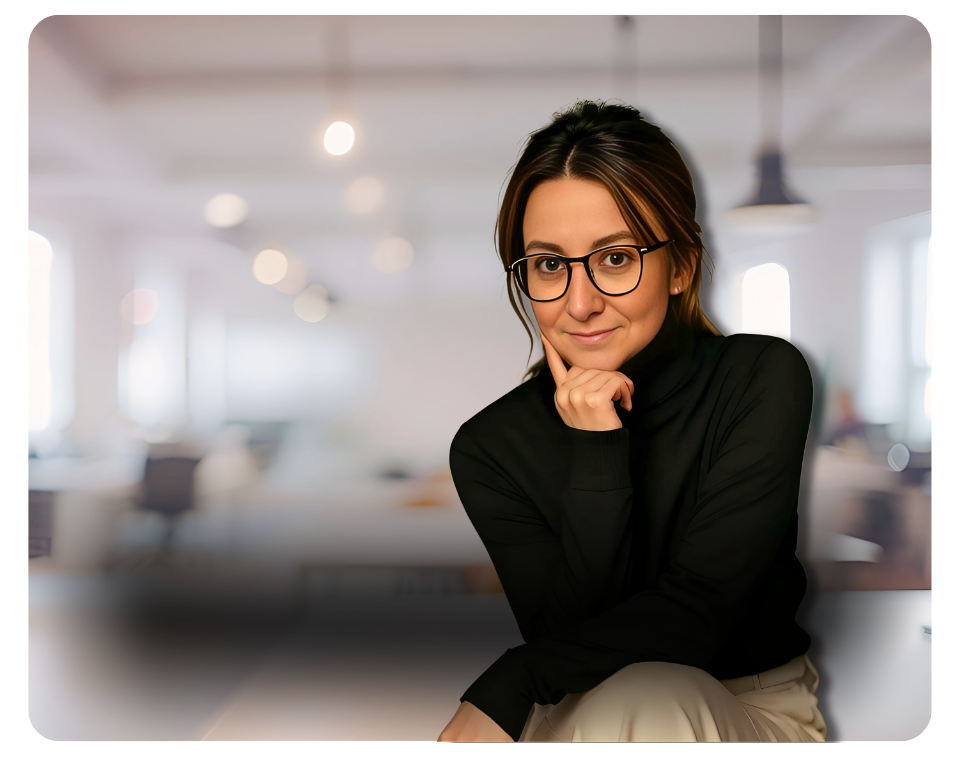 Kelly Albert, estrategista de marcas e fundadora da KA | Inteligência para Marcas, posando no escritório.