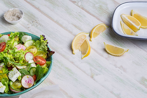 Salade fraîche avec citron Wedges