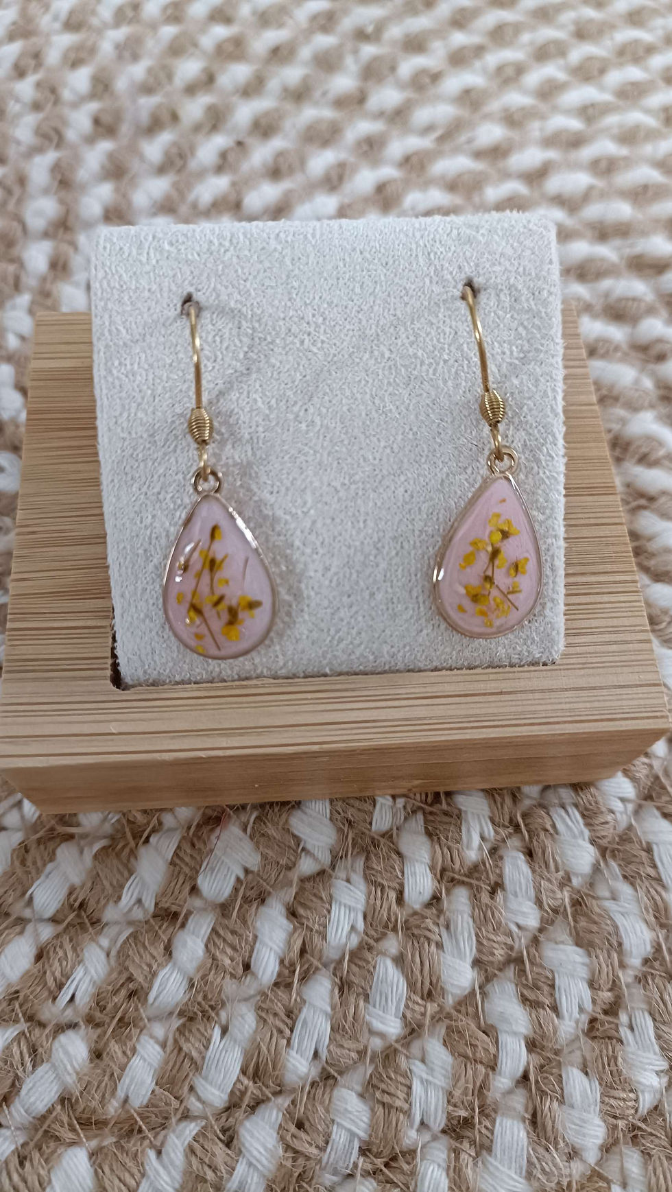 Miniature : Boucles d'oreilles courtes en résine et fleurs séchées 