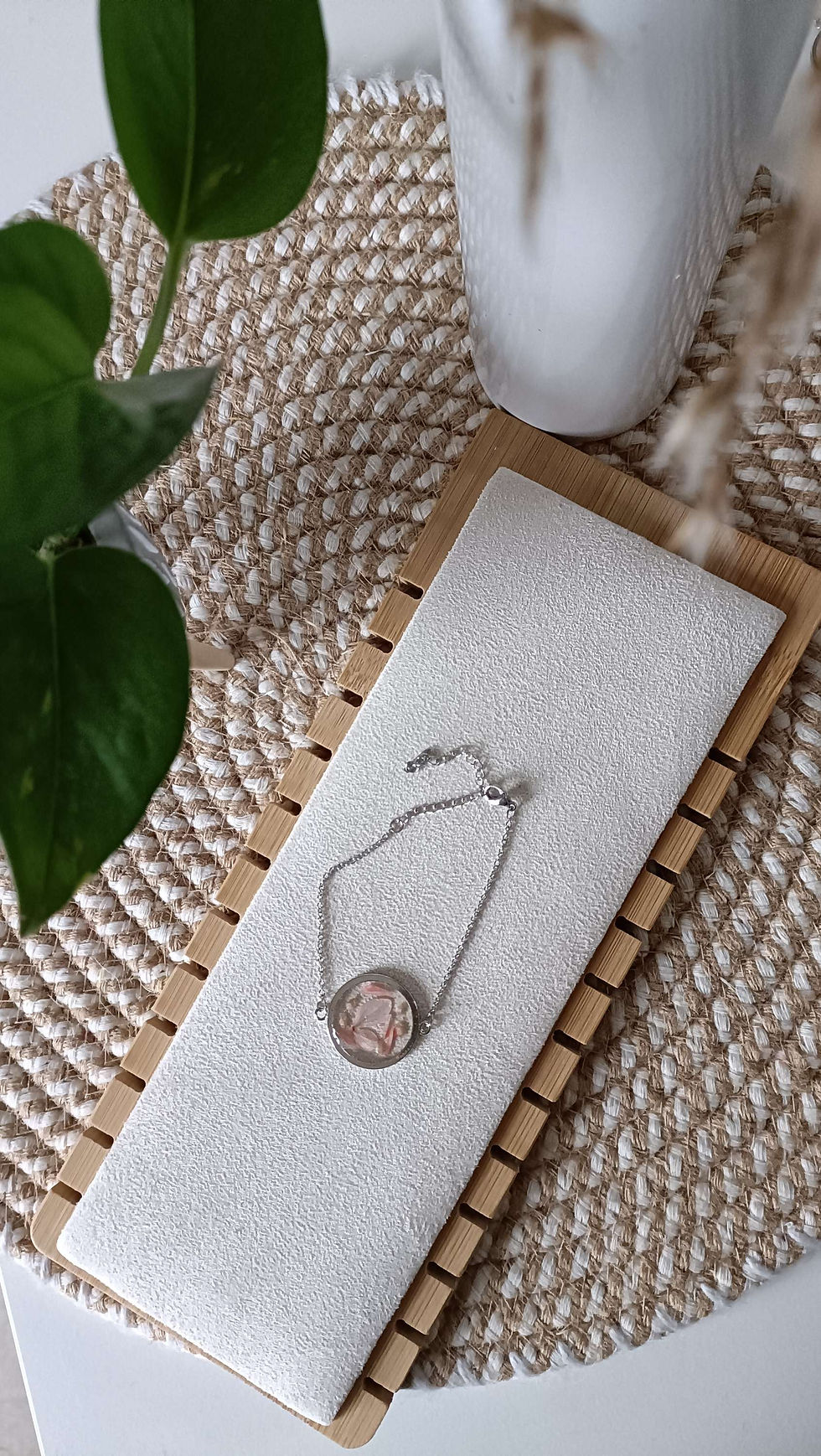 Miniature : Bracelets argentés en résine et fleurs séchées 