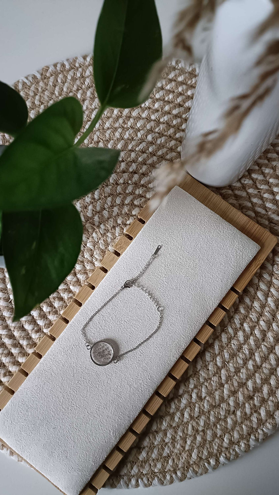 Miniature : Bracelets argentés en résine et fleurs séchées 