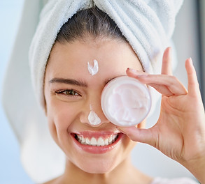 Femme avec crème pour le visage