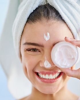 Mujer con crema facial