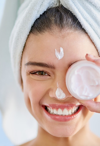 Mujer con crema facial