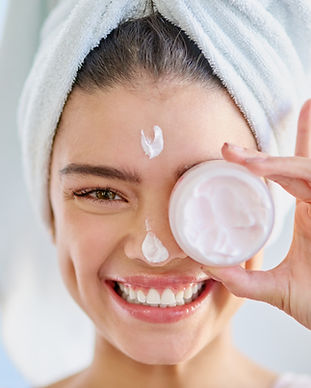Donna con crema per il viso