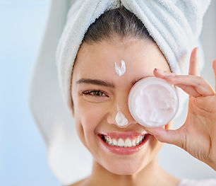 Femme avec crème pour le visage
