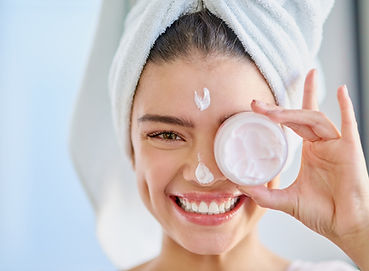 Donna con crema per il viso