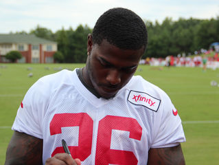 Após agravar sua lesão, Tevin Coleman deve ficar fora da partida contra os Packers