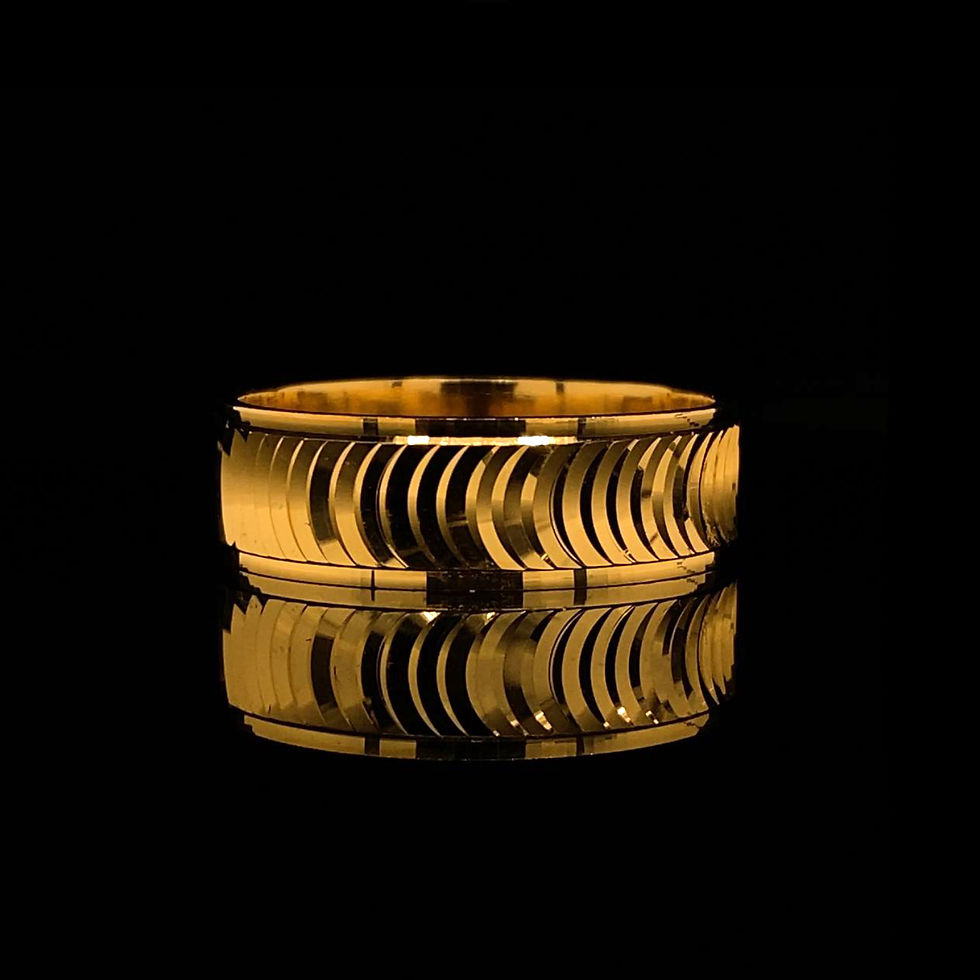 Curved Groove Pattern Polished Finish Beveled Edge Wedding Band in Yellow Gold