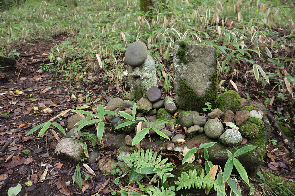 石仏に登山の無事を祈る