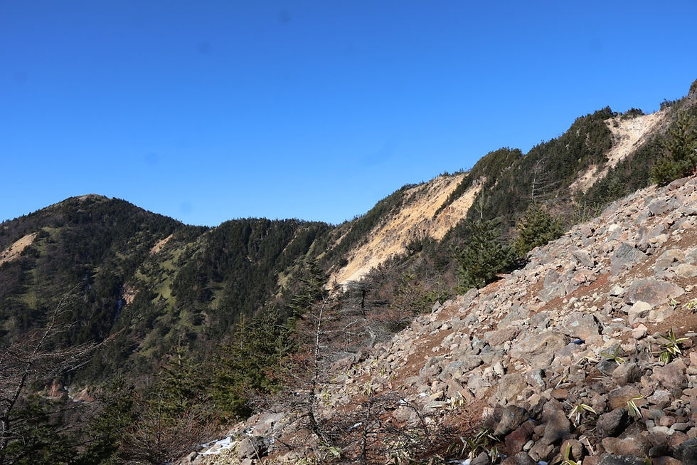 東篭ノ登山への縦走路の崩落部分が近づいてきました。