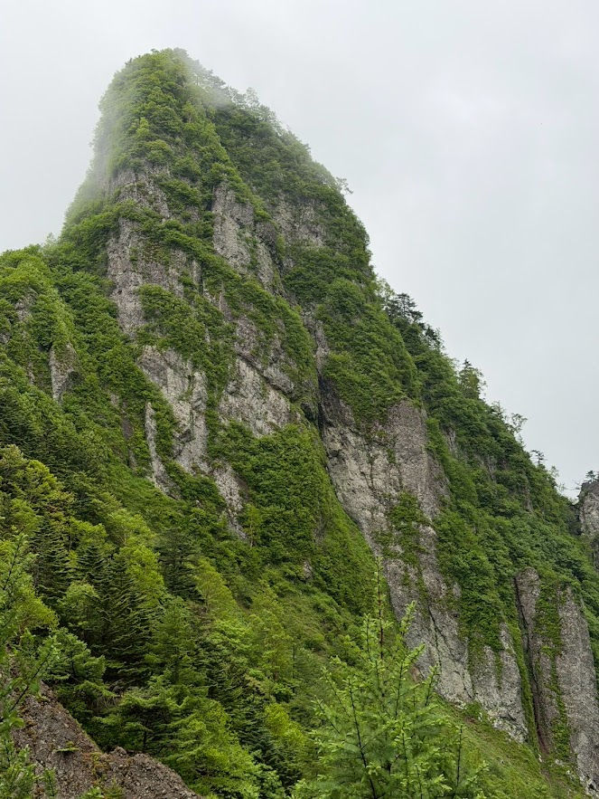 ときおり風で雲が流れ牙山が雄大な姿を見せます。