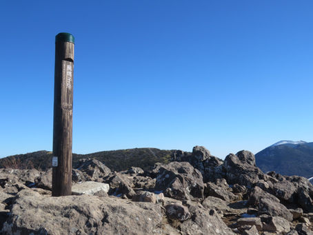 烏帽子岳~雲ひとつない青空に雪山映えて~