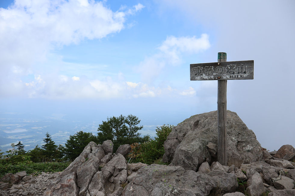 東篭ノ登山 標高2228m 昔の塔の字が使われている標柱