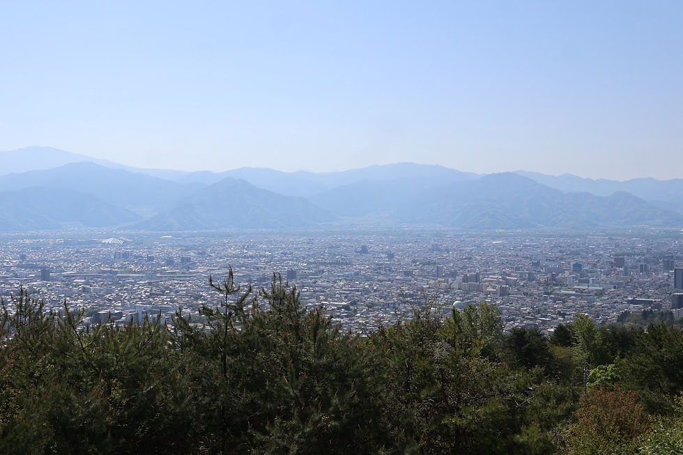 展望台からの景色。浅間山方面の山々がよく見えます。