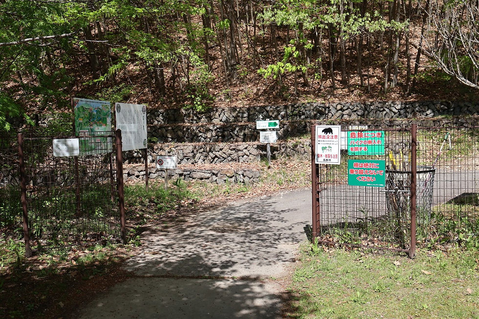 ここからようやく登山口。昨年この下のリンゴ畑にクマが出没したということで、クマの注意喚起の案内がたくさんあります。