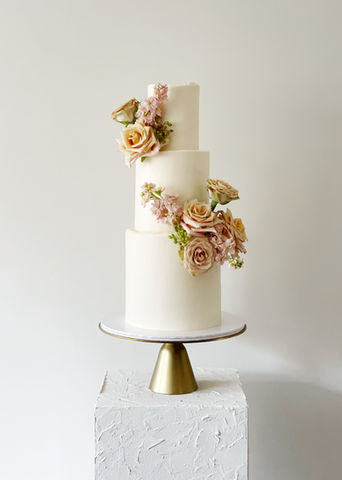 Een 3-laagse bruidstaart, afgewerkt met een frisse witte botercrème en een kleine ruffled edge. Versierd met verse bloemen die overeenkwamen met het bruidsboeket van de bruid. Nijverdal, Nederland, Overijssel, moderne bruidstaarten, bruiloft, sweet table, Mykitchenplayground
