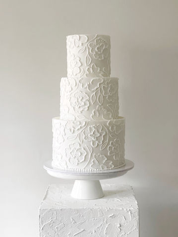 Een gestapelde 3-laagse bruidstaart bekleed met een dunne laag wit fondant. Rijkelijk versierd met bloemen en bladeren die het geheel het effect van kant geven. Inspiratie was n.a.v. de jurk van de bruid die geheel uit kant bestond. Mooi om details terug te laten komen.
Bruidstaarten, Nijverdal, Nederland, Overijssel,
moderne bruidstaarten, bruiloft, sweet table, Mykitchenplayground