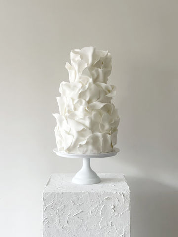 Een 3-laagse bruidstaart. Modern en elegant door de zachte lijnen. Volledig bekleed met zachte ruffles van fondant Bruidstaarten, Nijverdal, Nederland, Overijssel, moderne bruidstaarten, bruiloft, sweet table, Mykitchenplayground