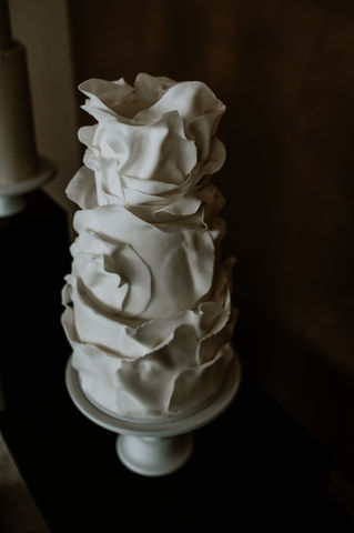 Een 3-laagse bruidstaart. Modern en elegant door de zachte lijnen. Volledig bekleed met zachte ruffles van fondant Bruidstaarten, Nijverdal, Nederland, Overijssel, moderne bruidstaarten, bruiloft, sweet table, Mykitchenplayground