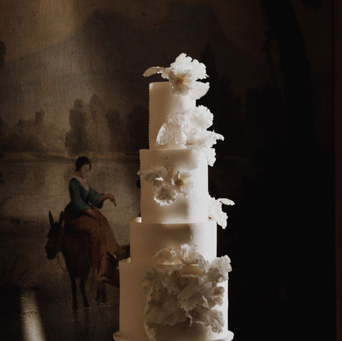 Een witte 4-laagse bruidstaart met oneven lagen. Bekleed met fondant in een steen-achtige structuur. Gedecoreerd met handgemaakte suiker bladeren. Bruidstaarten, Nijverdal, Nederland, Overijssel, moderne bruidstaarten, bruiloft, sweet table, Mykitchenplayground