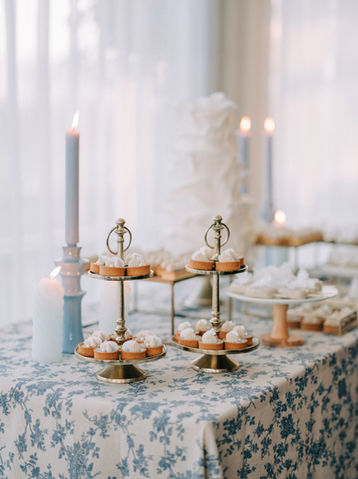 De sweets zijn helemaal afgestemd op de kleurstelling van de bloemen en styling van deze bruiloft. Wit, beige, zacht blauw en 'a touch of gold'.
Bruidstaart, bruidstaarten, sweet tables, zoete bedankjes, bruiloft bedanktjes, Mykitchenplayground, Nijverdal, Overijssel, Nederland, sweet tables.