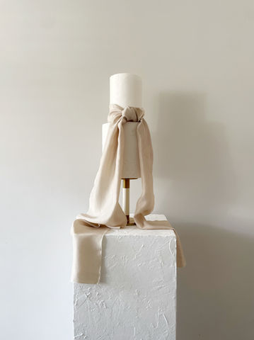 Een 2-laagse bruidstaart met een verhoogde onderste laag. Bekleed met een dunne laag wit fondant. Gedecoreerd met een champagne kleurig zijden lint wat het geheel een zachte en chique uitraling geeft.
Bruidstaarten, Nijverdal, Nederland, Overijssel,
moderne bruidstaarten, bruiloft, sweet table, Mykitchenplayground