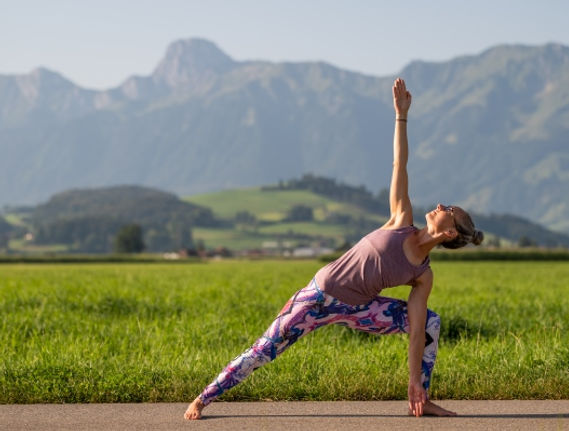 yoga-thun-online-utthita-parsvakonasana-side-angle-pose.jpg