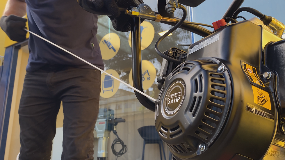 Por fim, puxe a corda de partida até ouvir o motor começar a rodar.