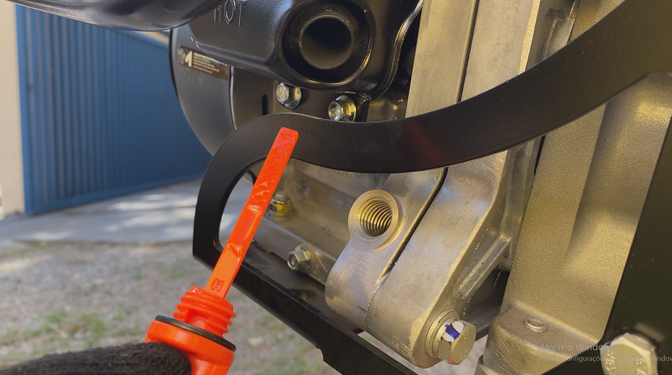 Avaliando o nível de óleo do motor do compactador de solo