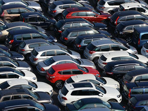 Vários veículos estacionados em concessionária