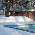 Pool im Winter mit Schneelandschaft – fachgerechte Pool-Wintervorbereitung für langfristigen Schutz.