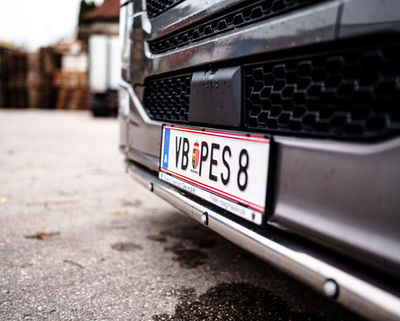 Frontansicht eines Fahrzeugs mit Kennzeichen – Detailaufnahme