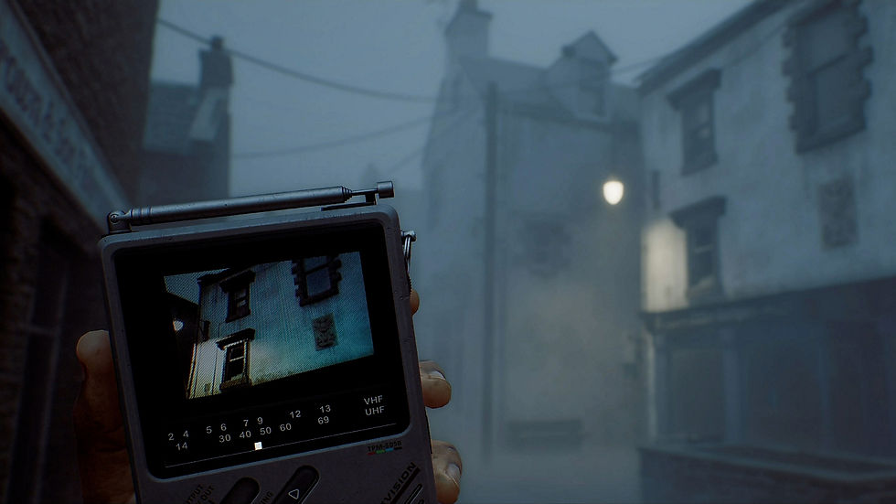 Silent Hill Townfall: il televisore portatile CRTV davanti a una casa nella nebbia