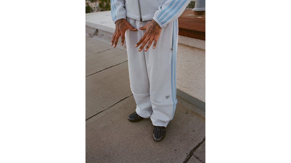 Dettaglio dei pantaloni e dei materiali della tuta skate adidas Originals x ADWYSD