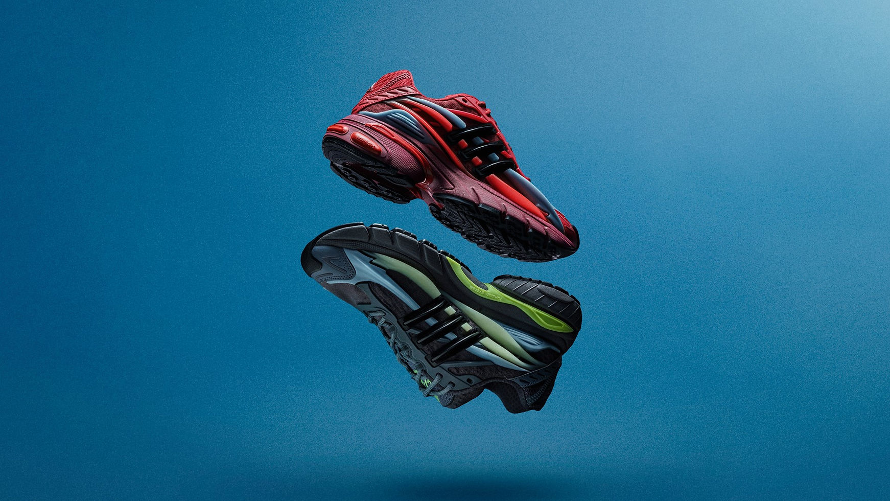 Foto ufficiale adidas Originals: le Adistar Jellyfish Red e Storm sospese sul fondo blu