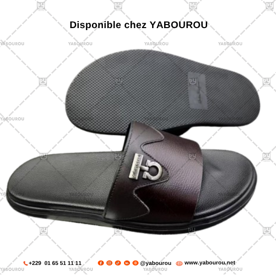 MOCASSINS EN CUIR NOIR AVEC BOUCLE ARGENTÉE
