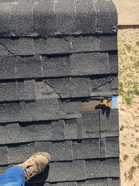 🏠 5 Signs You Need a Roof Replacement