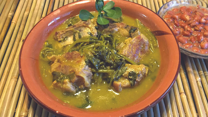 Pork meat with potatoes and purslane in green sauce, with only $ 5.